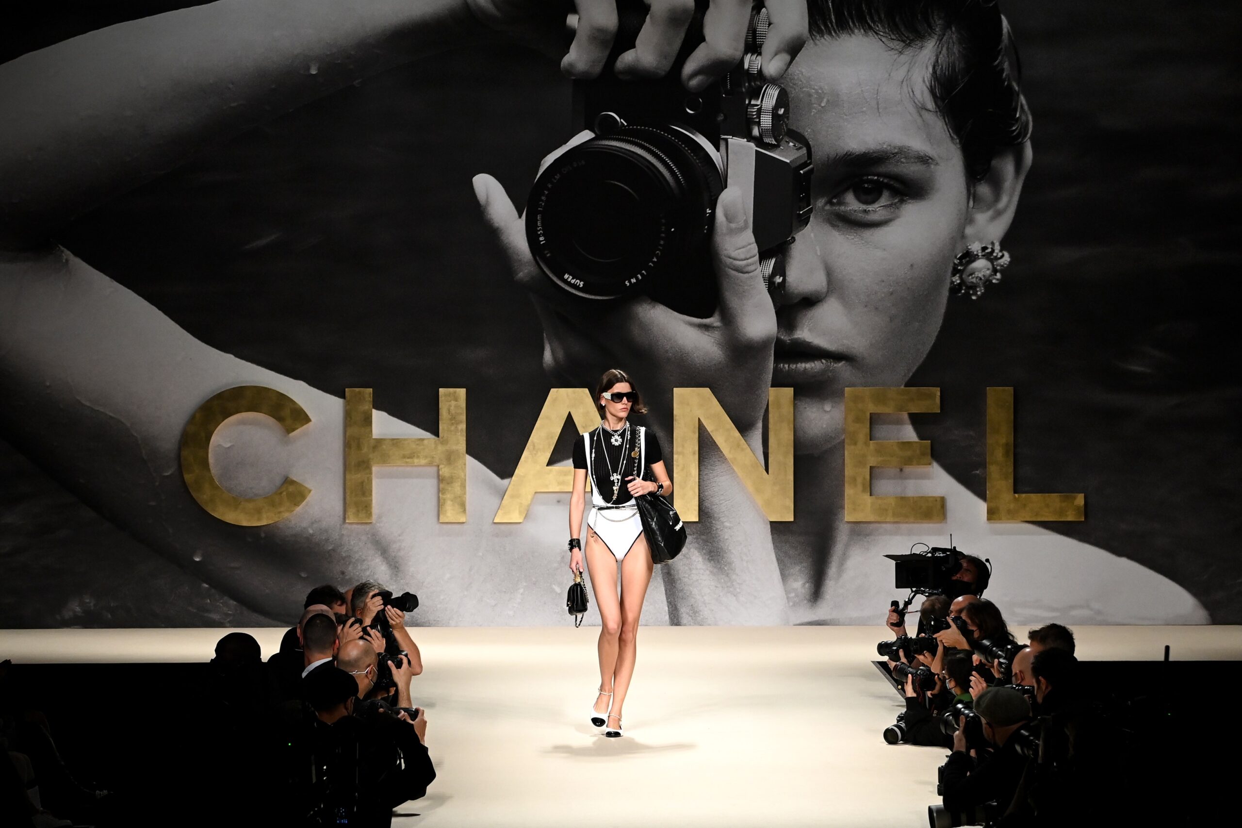 how to buy front row tickets to chanel paris fashion week show